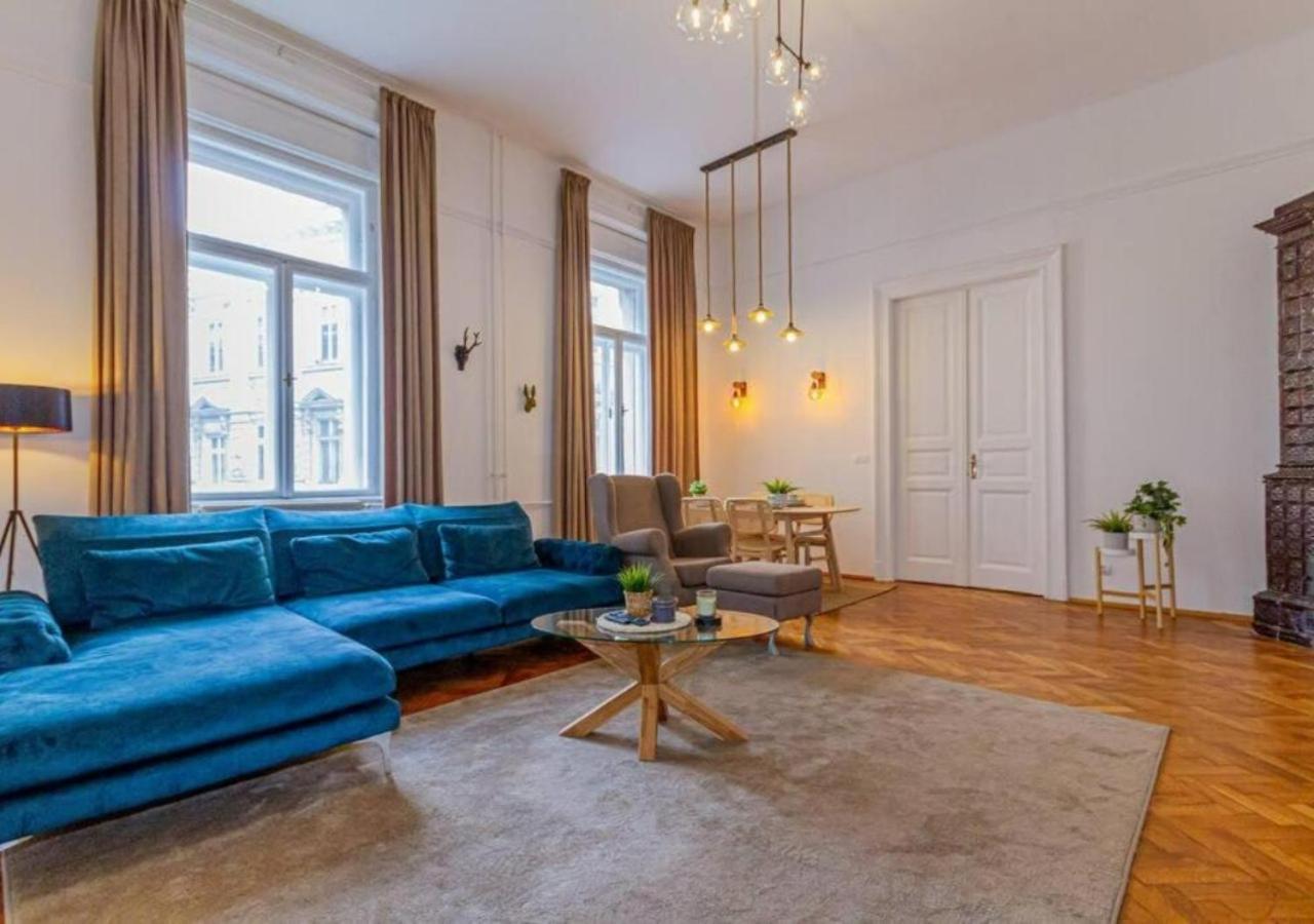 Luxury Apartment By The Famous Vaci Street Budapest Exterior photo