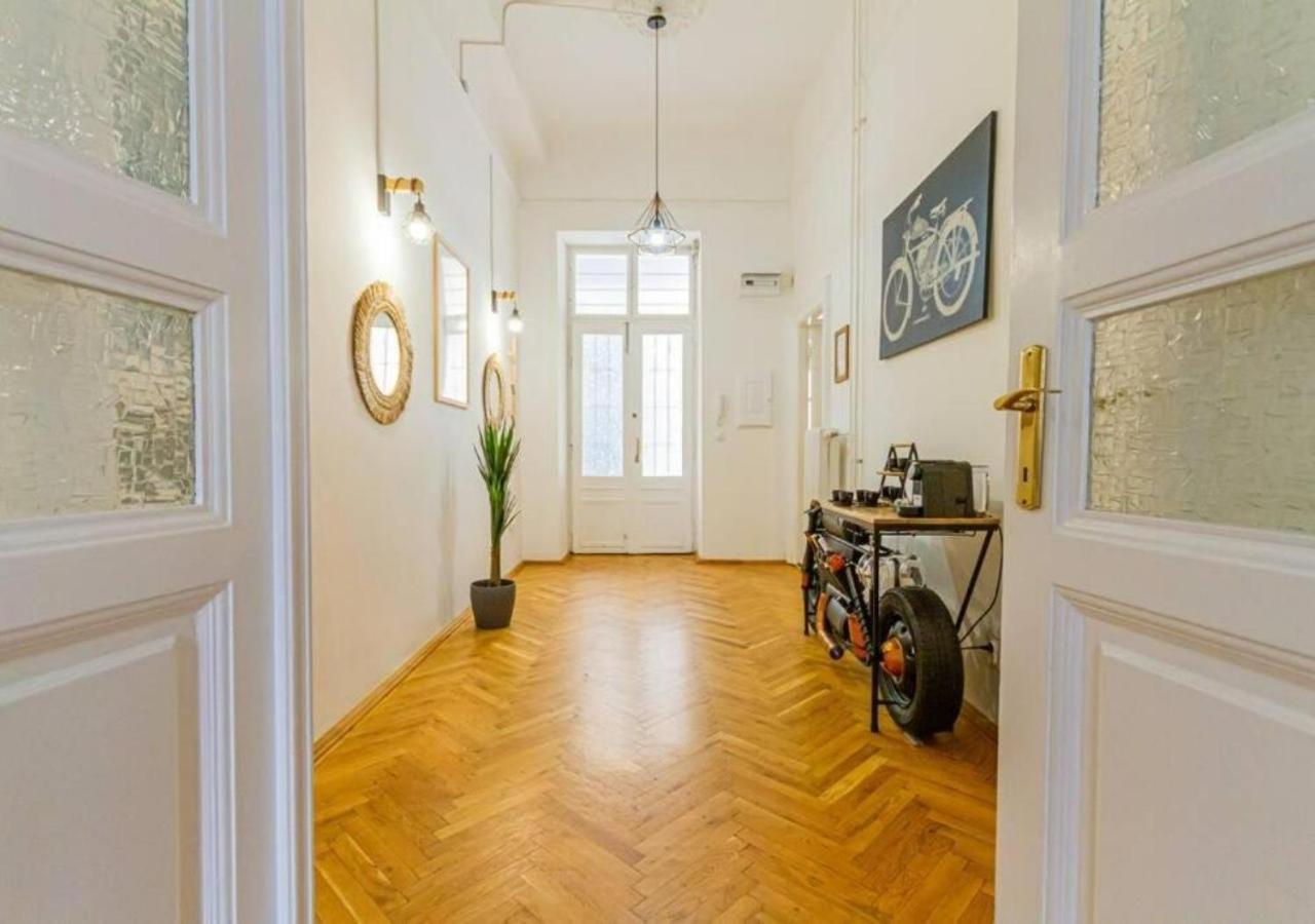 Luxury Apartment By The Famous Vaci Street Budapest Exterior photo