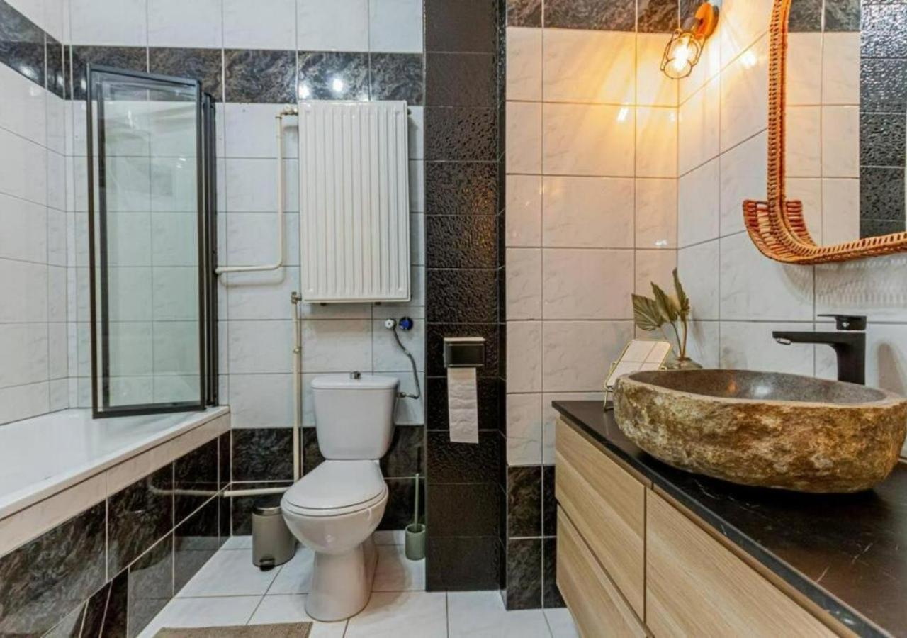 Luxury Apartment By The Famous Vaci Street Budapest Exterior photo