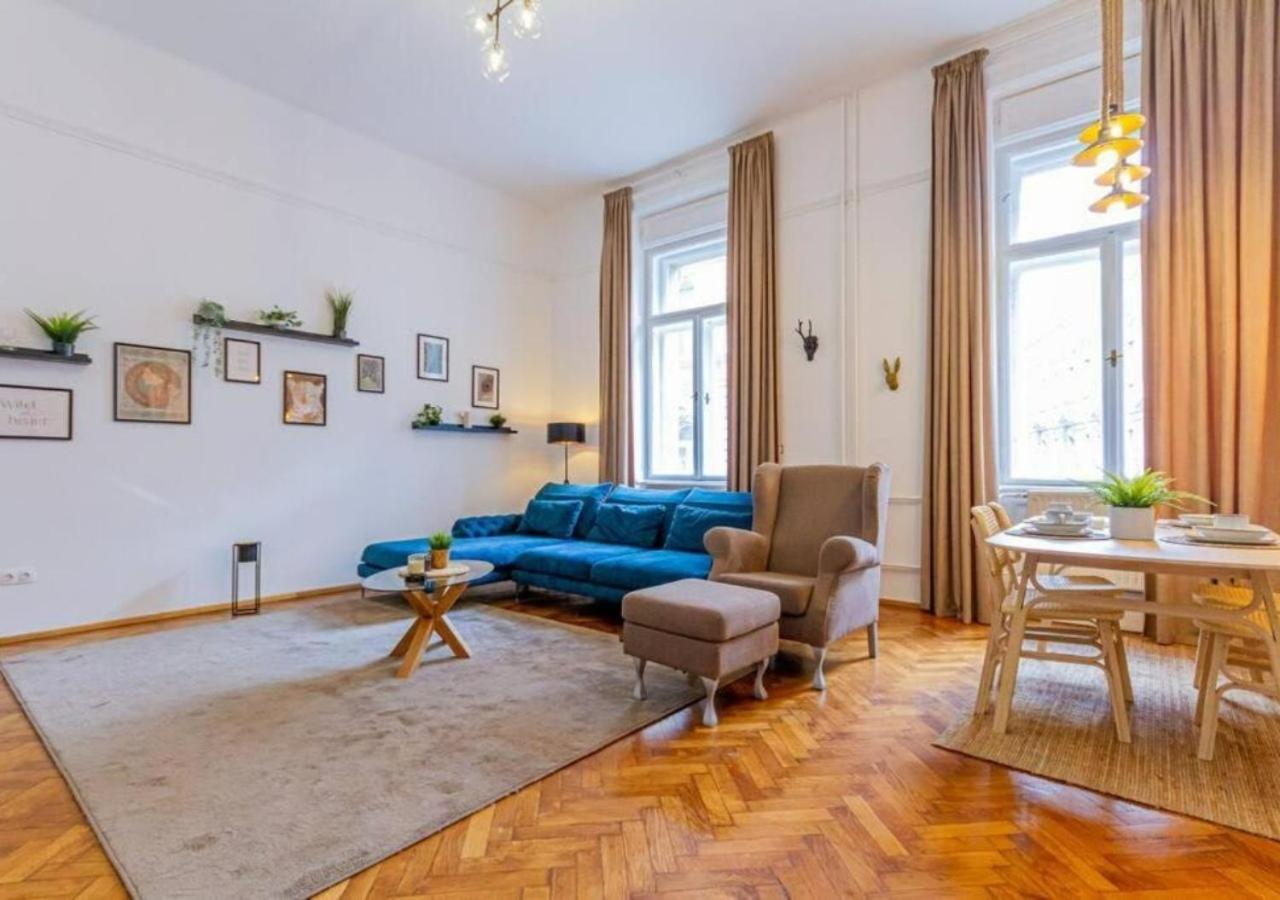 Luxury Apartment By The Famous Vaci Street Budapest Exterior photo