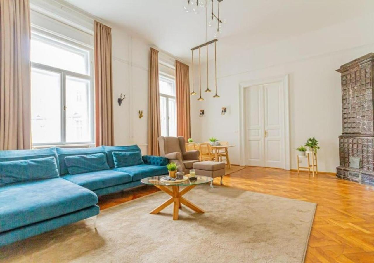 Luxury Apartment By The Famous Vaci Street Budapest Exterior photo